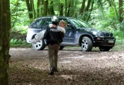 Staller (Helmfried von Lüttichau, links) trägt Dr. Anja Licht (Karin Thaler) bis zu ihrem Auto, um zu testen, ob die Leiche eventuell an den Tatort getragen worden ist.