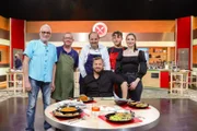 Gruppenfoto mit den Kandidaten Kurt Kolf, Norbert Prager, Paul Thomas Felix Stephan und Melina Gross, Moderator Johann Lafer und Juror Fabio Haebel.