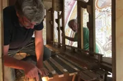 Von links: Alois Linder und Erwin Trainer beim Einbau der Windlade in St. Antonius.
