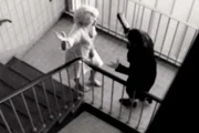 Nachgestellte Szene: Rosemarie Nitribitt (l.) lag kurz vor ihrem Tod im Clinch mit ihrer Haushälterin Erna Krüger (r.). Hat Sie Rosemarie Nitribitt auf dem Gewissen?