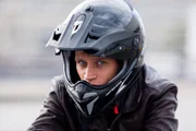 Alex (Vinzenz Kiefer) will den Anführer des Gangstertrios nicht entkommen lassen und nimmt die Verfolgung mit dem Motorrad auf...