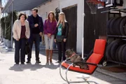 Louiserl lässt sich einfach nicht von Preissingers neuem Sessel weglocken. Von links: Monika Vogl (Christine Reimer), Mike (Harry Blank), Trixi (Doreen Dietel) und Yvonne Preissinger (Alexa Eilers).