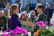 Svenja Weber (Annekathrin Bach, l.) und Oskars Freundin Bente Jansen (Judith Döker, 2.v.r.) treffen auf der Wahlveranstaltung auf dem Marktplatz aufeinander. Oskar Schütz (Marek Erhardt, r.) beobachtet die Begegnung aus dem Hintergrund.