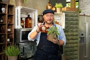 Produktentwickler Sebastian Lege informiert unter anderem über Pesto fast ohne Basilikum.