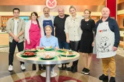 "Die Küchenschlacht" Gruppenfoto: Kandidaten Chau Duc Doan, Karin Bastek, André Bloeute, Sarah Gellesch, Mona Hemme-Stromeyer, Olivier "Olli" Schrikker, Jurorin Cornelia Poletto und Moderator Johann Lafer.