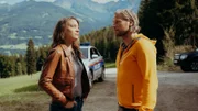 Nach seinem Einsatz trifft Markus (Sebastian Ströbel) auf Alex (Viktoria Ngotsé), die noch ein paar Fragen hat.