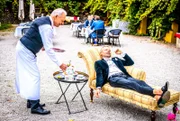 Erik (Sven Waasner, r.) träumt sich zum Oberhaupt und Werner (Dirk Galuba, l.) zum Diener. (mit Komparsen)