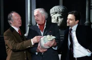 "Kommissar Rex", "Der Fluch der Mumie." Aus einem Museum in einem Oststaat wird eine ägyptische Mumie gestohlen und in Wien von zwei Kunsthändlern zum Verkauf angeboten. Für den einbalsamierten Leichnam und den Sarkophag werden ihnen 10 Millionen Dollar geboten - und das gleich von zwei Sammlern. Dieses Angebot bringt sie auf die Idee ein Duplikat der Mumie herzustellen. Die Ermittlungen führen Marc, Niki und Rex an bizarre Schauplätze und in die Welt des dritten Mannes, wo sie einen entsetzlichen Fund machen. Im Bild (v.li.): Joachim Bißmeier (Egon Limbach), David Cameron (Spencer Davis), Michael Rotschopf (Roman Forster).