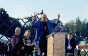 Tim Settingfield (Donald Sumpter, M.) am Rednerpult bei der feierlichen Verleihung des Literaturpreises. Im Hintergrund Camilla Crofton (Susan Engel, l.), Grace Maplin (Stella Gonet, 2.v.l.) und John Denton (Robert Whitelock, r.).