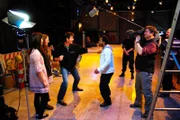 Thema "Medien: Realität & Fiktion" in der Stuntshow der Bavaria Filmstudios. Den Unterschied zwischen Realität und Fiktion lernt Schüler Vincent (rechts) von Stuntmen Mac Steinmeier (links).
