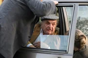 Caro und Ludwig finden den erschöpften Bichlmaier (Adolf Adam) in einem alten Auto im Wald.
