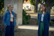 Wird Charlotte (Cheyenne Pahde, r.) es doch schaffen, Anastasia (Luise Emilie Tschersich, l.) zu verzeihen?