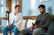 Dr. Marc Lindner (Christian Beermann, l.) findet einen Draht zu seinem Patienten Aziz Rahmani (Deniz Arora, r.). Mit seinen Worten trifft er nicht nur bei ihm genau ins Schwarze.