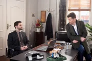 David (Arne Rudolf, l.) lässt sich von Gregor (Wolfram Grandezka, r.) dazu verführen, weiteres Geld von ihm anzunehmen.