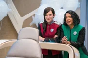 Talla (Jessica Szohr, l.); Claire (Penny Johnson Jerald, r.)