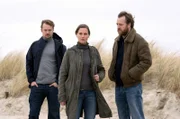 Hauptkommissarin Ann Kathrin Klaasen (Picco von Groote, Mi.) und ihr Kollege Frank Weller (Tom Radisch, re.) mit dem mysteriösen Dr. Bernhard Sommerfeldt (Sven Schelker, li.);