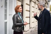 Zufällig begegnen sich Billy (Aglaia Szyskowitz) und Elias Demirel (Ben Braun) gerade zur Mittagspausenzeit. Was liegt näher, als gemeinsam essen zu gehen …