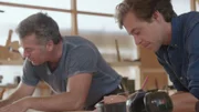 Tobi (rechts) und Baumhausbauer Johannes zeichnen die Pläne für Tobis Baumhaus.