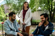 Sabine Schmid (Paula Kroh) verliebt sich in Adil Rahman (Omar Akbar, r.), der mit Mostafa (Hadi Khanjanpour, l.) in einem Asylantenheim lebt.