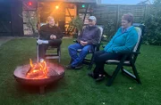 Danny Reinke mit Mutter Anke und Vater Detlef im Garten des Elternhauses in Mönkebude. Hier kommt er zur Ruhe - abseits des stressigen Alltags in Berlin.