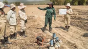 Kampfmittelräumerinnen der Hilfsorganisation MAG bereiten sich auf eine kontrollierte Sprengung vor. Während der 1960er- und 1970er-Jahre haben die USA Millionen von Bomben über Laos abgeworfen. Noch heute liegen viele Blindgänger in den Böden des Landes versteckt.