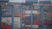 Nadeln im Heuhaufen. Zoll und LKA wollen der Kokainmafia den Zugang nach Hamburg erschweren.