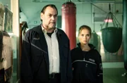 Im Boxclub: Klara (Bianca Nawrath, r.) und Jäger (Markus John, l.) wollen Werner Sachs zum Tod einer jungen Frau befragen.