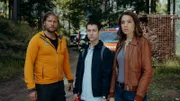 War es Zufall, dass Bastian Kessler (Juri Winkler, M.) als erster am Brandort war? Markus (Sebastian Ströbel, l.) und Alex (Viktoria Ngotsé) haben Zweifel an seiner Aussage.