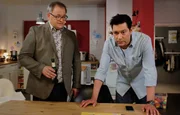 Philipp Brentano (Thomas Koch, re.) klagt seinem Freund und Kollegen Hans-Peter Brenner (Michael Trischan, li.) sein Leid.