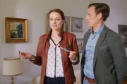 Pathologin Sandra Mai (Sina Wilke, l.) teilt Kommissar Christian Bach (Patrick Kalupa, r.) ihre ersten Vermutungen zur Todesursache mit.