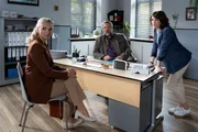 Marion Kolb (Sandra Cvetkovic, l.) wurde von den Kommissaren Stadler (Dieter Fischer, M.) und Andresen (Sophie Melbinger, r.) ins Kommissariat bestellt, um sie nach den Gründen für die Trennung vom Opfer, Bartholomäus Kolb, zu befragen.
