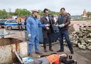 Gerichtsmediziner Dr. Strahl (Christoph Tomanek, l.) und die Kriminalkommissare Finn Kiesewetter (Sven Martinek, r.) und Lars Englen (Ingo Naujoks, M.) finden ein Beweisstück im Mordfall Pascal Otten (Emil Reinke, liegend).