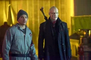 Gus (Miguel Gomez, l.), Quinlan (Rupert Penry-Jones, r.) und die anderen Widerstandkämpfer müssen sich eine neue Strategie im Kampf gegen Master überlegen ...