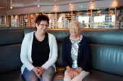 Astrid Hundertmark (li.) und Karin Brandt (re.) machen eine Rundfahrt in Cleveland.