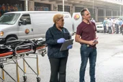 Dr. Loretta Wade (CCH Pounder, l.); Special Agent Dwayne Pride (Scott Bakula, r.)
