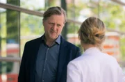 Jürgen Ewerbeck (Patrick von Blume) will Dr. Ina Schulte, die er für den Tod seiner Tochter verantwortlich macht, zur Rede stellen.