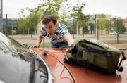 Video-Blogger Karl Werner (Eric Klotzsch) muss unerledigter Dinge die Sachsenklinik wieder verlassen, da er sich im Termin geirrt hat. Doch direkt vor der Klinik rollt ihm sein eigenes Auto direkt über den Fuß.