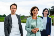 Institut-Chefin Esther Fehrmansen (Julia Brendler) und ihr Laborassistent Eric Ohlsen (Pablo Sprungala) präsentieren eine neuartige Versiegelungstechnik, mit der sie die Nordsee als natürlichen CO2-Speicher nutzen wollen.