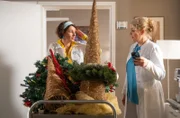 Nimmt hier Maria Weber (Annett Renneberg, li.) den Auftrag von "Oberärztin" Miriam Schneider (Christina Petersen, re.) entgegen, die Sachsenklinik weihnachtlich zu dekorieren?