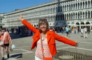 Moderatorin Annette Krause am Markusplatz in Venedig.