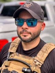 CBP AMO Agent Ivan schaut ernst in die Kamera in Mayaguez, P.R. (Lucky 8 TV/Paul Taggart)