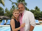 Markus Winter (Christian Kohlund) mit seiner Tochter, der Nachwuchs-Hotelmanagerin Leonie (Anna Hausburg).