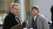 Kurz nachdem Robert Goren (Vincent D'Onofrio, l.) seinem obdachlosen Bruder Frank (Tony Goldwyn) seinen Mantel schenkt, wird eine männliche Leiche gefunden, die eben diesen Mantel trägt.
