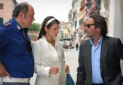 Sergente Vianello (Karl Fischer, li.) und Signorina Elettra (Annett Renneberg) holen den verdutzten Commissario Brunetti (Uwe Kockisch) von zu Hause ab.