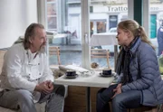 ARD HEITER BIS TÖDLICH - MORDEN IM NORDEN, III. Staffel der Krimiserie am Vorabend mit 8 neuen Folgen, Folge 40 "Sprengstoff" am Dienstag (06.05.14) um 18.50 Uhr im Ersten. Sandra Schwartenbeck (Marie-Luise Schramm, r.) befragt den Imbissbesitzer Horst Rogler (Paul Faßnacht, l.).