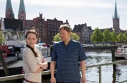 ARD HEITER BIS TÖDLICH - MORDEN IM NORDEN, III. Staffel der Krimiserie am Vorabend mit 8 neuen Folgen, Folge 41 "Blutgrätsche" am Dienstag (18.11.14) um 18.50 Uhr im Ersten. Die Freundin des Opfers Saskia König (Kristina Dörfer, l.) und ihr Bruder Dominik König (Oliver Bröcker, r.) sind schockiert und verzweifelt über den Tod von Rost.
