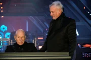 Sir Patrick Stewart als Jean-Luc Picard und John de Lancie als Q der Paramount+ Originalserie STAR TREK: PICARD.