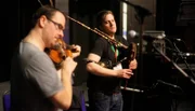 Dudelsack und Geige – die traditionellen schottischen Instrumente. Der junge Shootingstar der Dudelsack-Szene, Finlay MacDonald, startet von Glasgow aus die Reise mit dem Zug durch die West Highlands.
