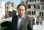 Commissario Brunetti (Uwe Kockisch) kommt mit seinen Ermittlungen nicht voran.