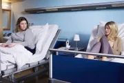 In der Sachsenklinik treffen die übergewichtige Familienmutter Bianca Seyfried (Panagiota Demareli, links) und die Moderatorin Karolina Demarin (Nele Kiper) aufeinander. Bianca fühlt sich angesichts der scheinbar makellosen Zimmernachbarin noch minderwertiger als sonst und lässt ihre schlechte Stimmung an ihr aus.
